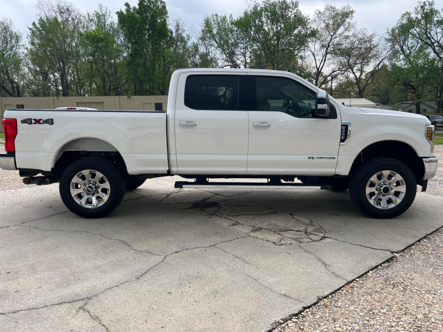 2019 White /Tan Ford F-250 SD Lariat (1FT7W2BT8KE) with an 6.7 Powerstroke Diesel engine, Automatic transmission, located at 4520 Airline Hwy, Baton Rouge, LA, 70805, (225) 357-1497, 30.509325, -91.145432 - 2019 Ford F250 Crew Cab Lariat 4WD 6.7 Powerstroke Diesel, 156K Miles, Leather Seats, Fully Loaded, Backup Camera, Sunroof Does Not Go Back, Bed Cover, B&W Gooseneck, Tow Pkg. NO IN HOUSE FINANCING. FOR INFO PLEASE CONTACT JEFF AT 225 357-1497 CHECK OUT OUR A+ RATING WITH THE BETTER BUSINESS BUREAU - Photo#4